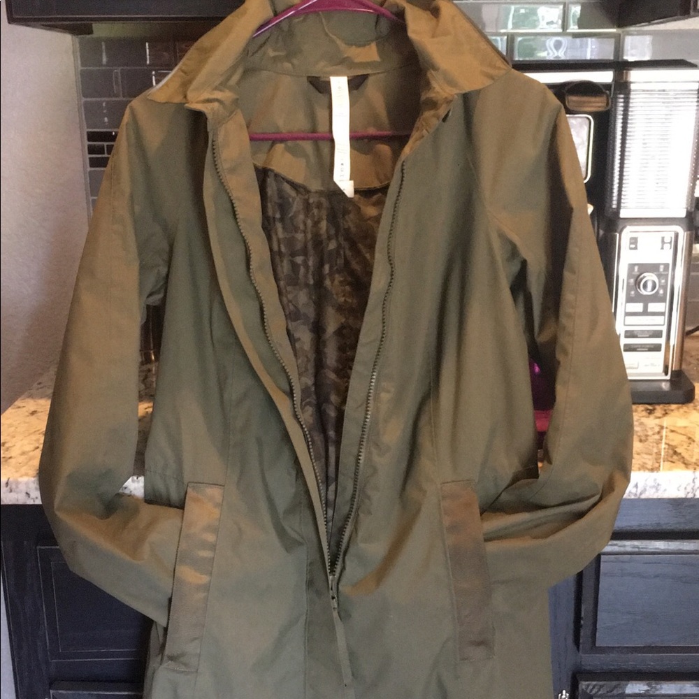 Lululemon rain coat size 4 fatigue green